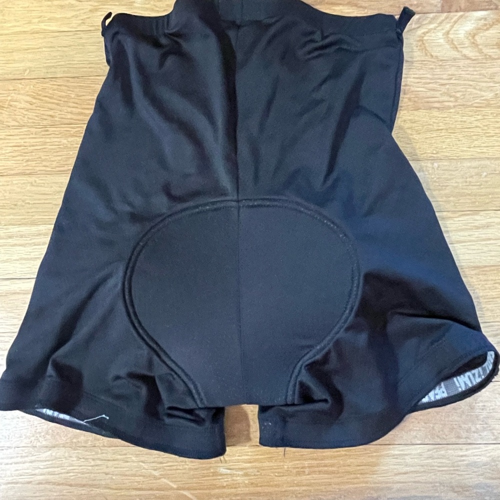 Pearl Izumi Women's Black Bike Shortswith separate padded liner. - Picture 5 of 6